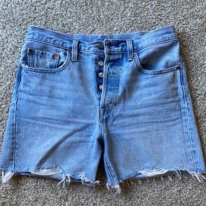 LEVI’S Mid Thigh Cut-off Denim Shorts